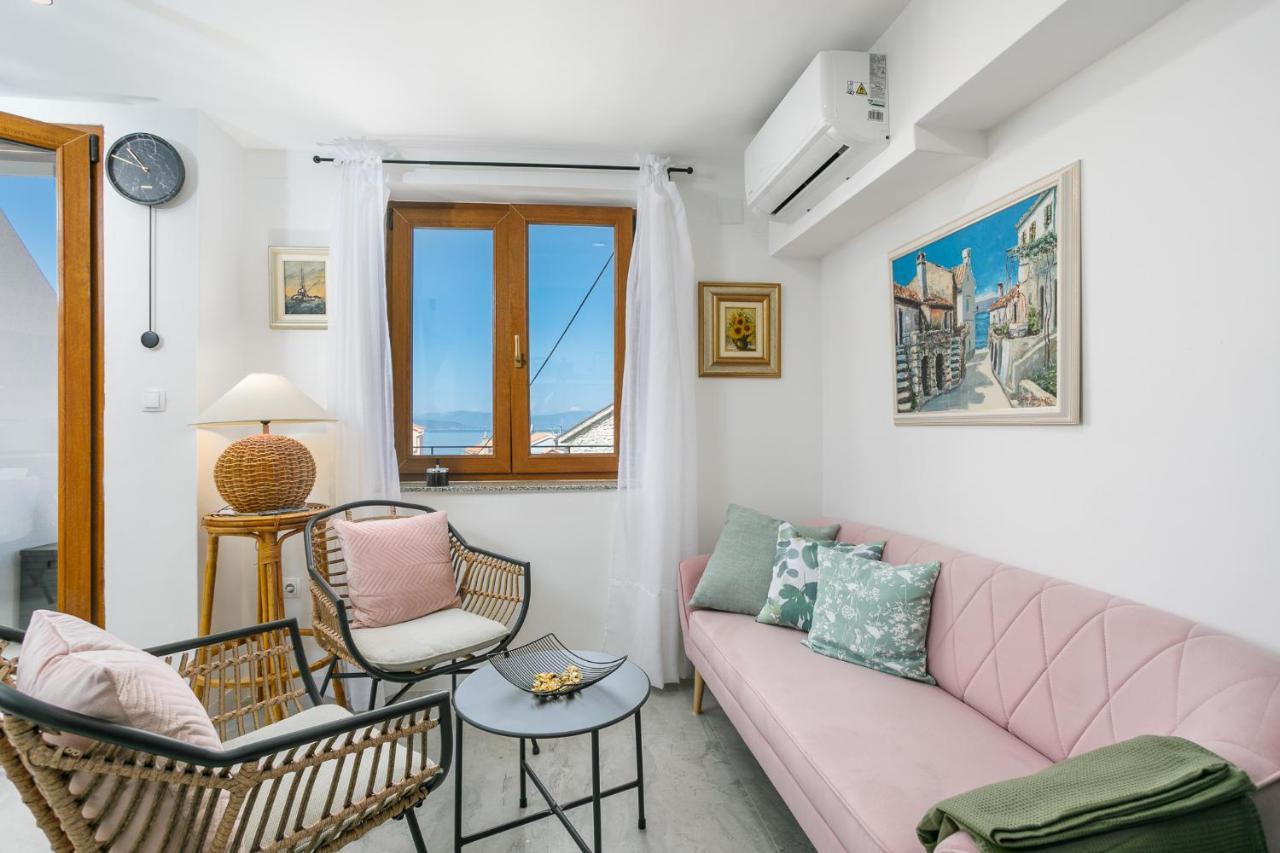 Apartmen Plus U Centru Blizu Plaze نجيفيش المظهر الخارجي الصورة